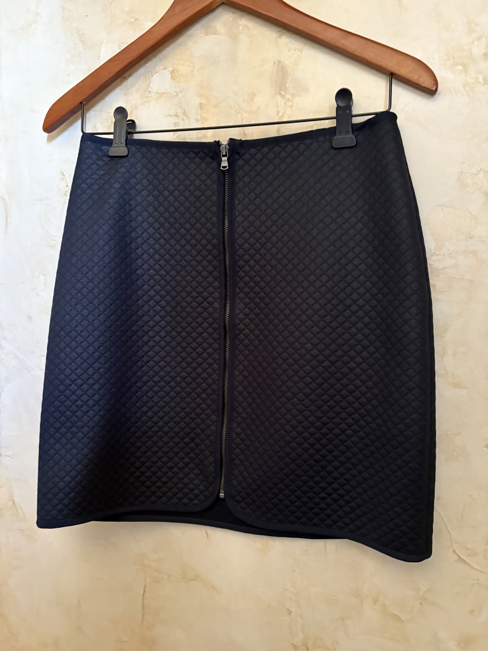 Club Monaco Zip Front Navy Quilted Mini Skirt, size 2 excellent  condition